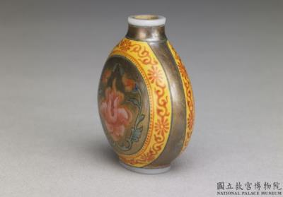 图片[3]-Glass-body painted enamel snuff bottle with a passionflower design on a gold background, Qing dynasty, Qianlong reign (1736-1795)-China Archive
